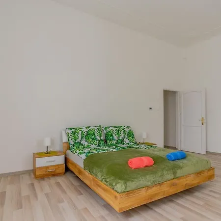 Spacious 3br Roomy At Puskas Stadium Διαμέρισμα *