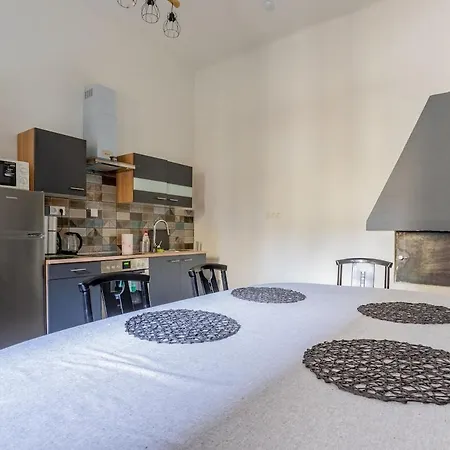Διαμέρισμα Spacious 3br Roomy At Puskas Stadium *