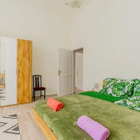 Spacious 3br Roomy At Puskas Stadium Διαμέρισμα