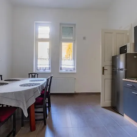 Spacious 3br Roomy At Puskas Stadium
