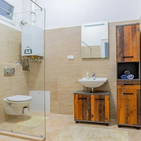 Διαμέρισμα Spacious 3br Roomy At Puskas Stadium *